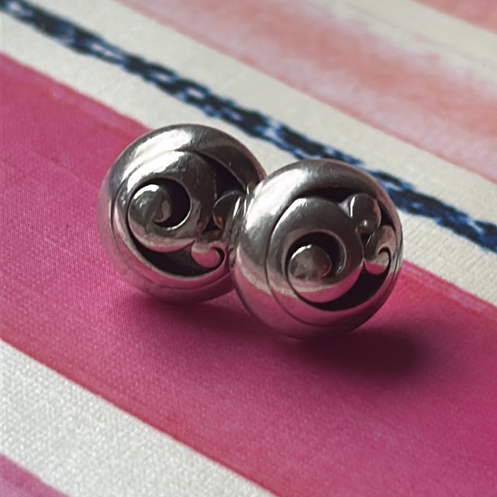 Pair of Silver round Earrings, dome shaped - Picture 3 of 6